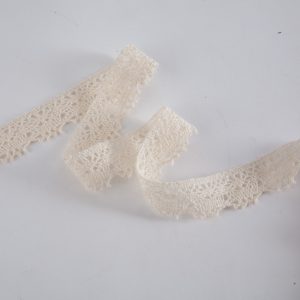 2cm wide lace trim natural- per metre