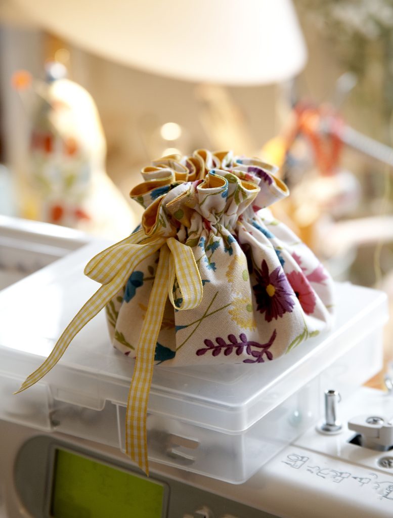 Debbie Shore Drawstring Circle Pouch – FREE Sewing Project Download